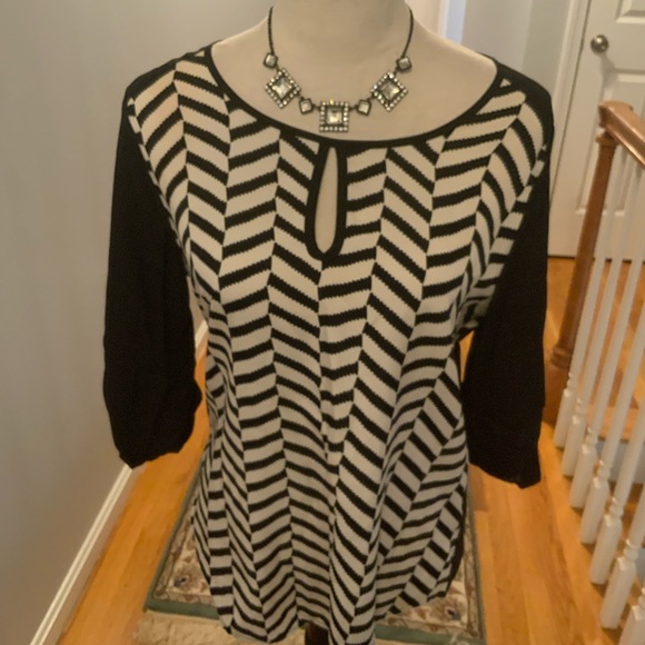 NWOT woman’s black and white top size medium. - Picture 3 of 9